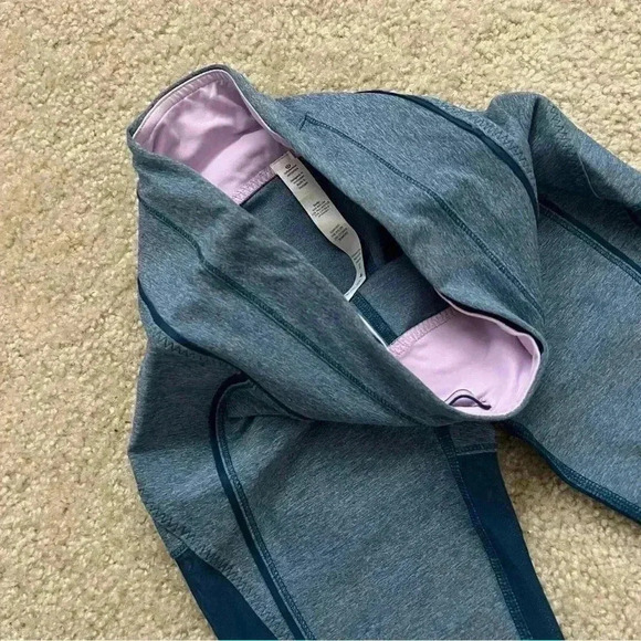 Lululemon Athletica Training Tough Cropped Capri Women’s Size 4 Blue Mesh Panel - Picture 12 of 16